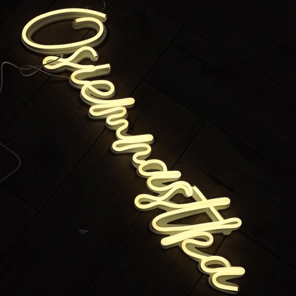 20240104_104813 18, dekoracje na osiemnastkę, led, ledon, napisy, neon, neon 18, neon urodzinowy, osiemnastka, podświetlany napis, świecące litery, wypożyczalnia neonów